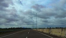 Ilustrasi ruas jalan tol. Karhutla tercatat 23 kali terjadi di sekitar Tol Balikpapan-Samarinda sejak September 2026. (Foto: Wikimedia Commons)