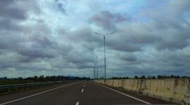Ilustrasi ruas jalan tol. Karhutla tercatat 23 kali terjadi di sekitar Tol Balikpapan-Samarinda sejak September 2026. (Foto: Wikimedia Commons)