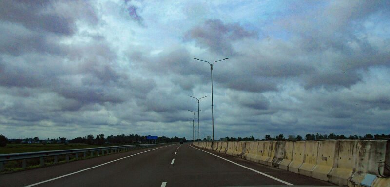 Ilustrasi ruas jalan tol. Karhutla tercatat 23 kali terjadi di sekitar Tol Balikpapan-Samarinda sejak September 2026. (Foto: Wikimedia Commons)