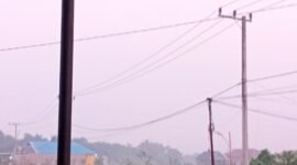 Kabut asap akibat karhutla menyelimuti kawasan permukiman di Berau, Kalimantan Timur, pada Agustus 2026. (Foto: Mesa Kala/Wikimedia Commons, CC BY 4.0)