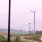 Kabut asap akibat karhutla menyelimuti kawasan permukiman di Berau, Kalimantan Timur, pada Agustus 2026. (Foto: Mesa Kala/Wikimedia Commons, CC BY 4.0)