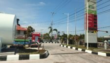 Sebuah SPBU Pertamina di Kasongan, Kalimantan Tengah. Antrean BBM bersubsidi masih terjadi di sejumlah SPBU di Kalimantan karena kuota penyaluran yang terbatas. (Foto: Gabpzxs/Wikimedia Commons, CC0)