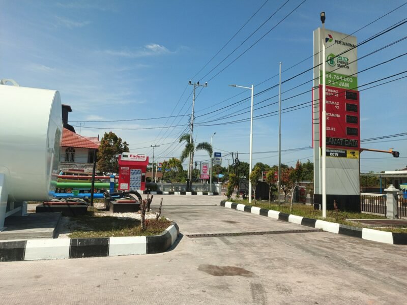 Sebuah SPBU Pertamina di Kasongan, Kalimantan Tengah. Antrean BBM bersubsidi masih terjadi di sejumlah SPBU di Kalimantan karena kuota penyaluran yang terbatas. (Foto: Gabpzxs/Wikimedia Commons, CC0)